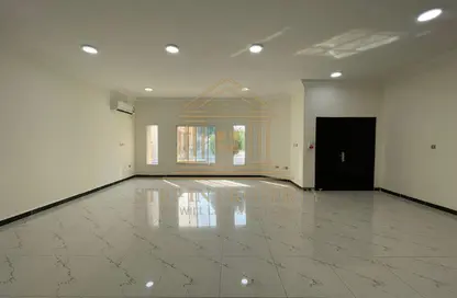 Villa - 5 Bedrooms - 4 Bathrooms for rent in Ain Khaled Villas - Ain Khaled - Doha