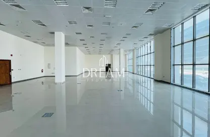 معرض - استوديو - 2 حمامات للايجار في بيت التمويل القطري - الطريق الدائري الثالث - السد - الدوحة