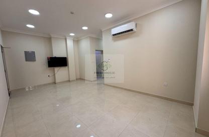 Apartment - 2 Bedrooms - 3 Bathrooms for rent in Al Nasr Street - Al Nasr - Doha