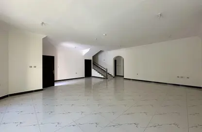 فيلا - 5 غرف نوم - 4 حمامات للايجار في فلل عين خالد - عين خالد - الدوحة