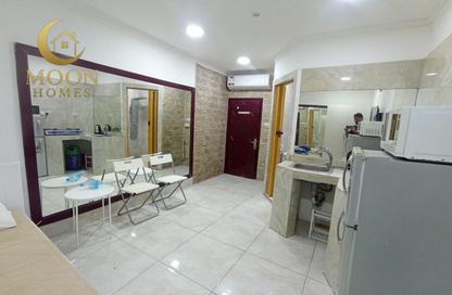 Apartment - Studio - 1 for rent in Umm Ghwailina Comm - Umm Ghuwalina - Umm Ghuwailina - Doha
