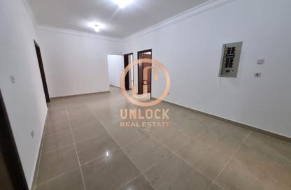 شقة - 3 غرف نوم - 2 حمامات للايجار في شارع انس - فريج بن محمود الشمالي - فريج بن محمود - الدوحة