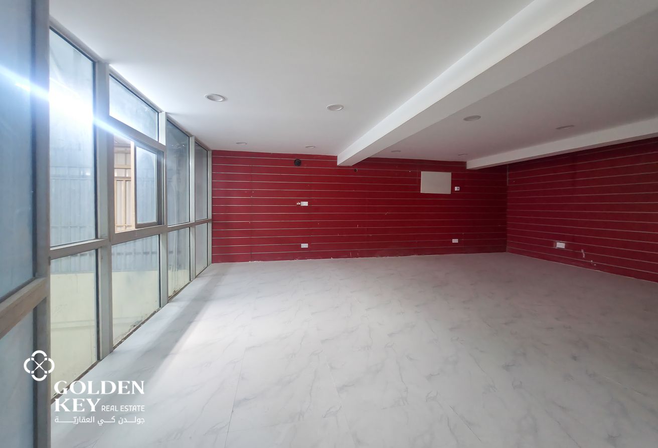 Well-Designed Workshop Space with Modern Offices