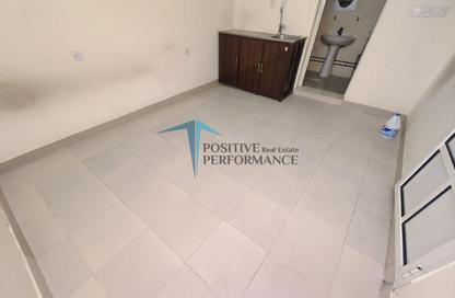Apartment - Studio - 1 for rent in Al Dafna - Al Dafna - Doha