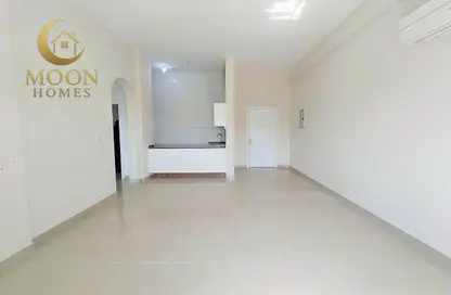 Apartment - 1 Bedroom - 2 Bathrooms for rent in Salaja Street - Doha Al Jadeed - Doha