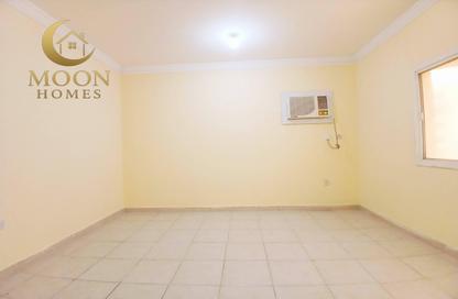Apartment - 2 Bedrooms - 2 Bathrooms for rent in Umm Ghuwailina 4 - Umm Ghuwailina - Doha