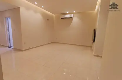 شقة - 2 غرف نوم - 2 حمامات للايجار في شارع المطار القديم - طريق المطار القديم - الدوحة