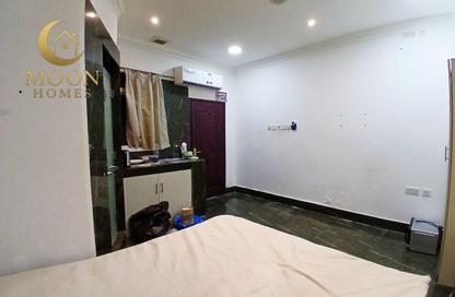 Apartment - Studio - 1 Bathroom for rent in Umm Ghuwailina 4 - Umm Ghuwailina - Doha