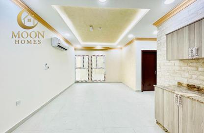 Apartment - 2 Bedrooms - 2 Bathrooms for rent in Umm Ghuwailina 4 - Umm Ghuwailina - Doha