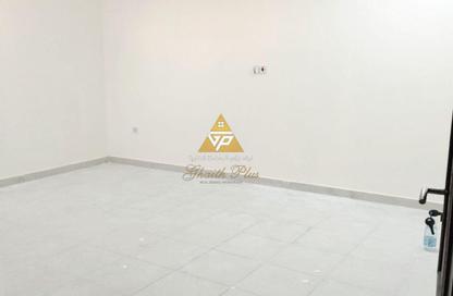 Whole Building - 2 Bedrooms - 1 Bathroom for rent in Fereej Kulaib - Doha