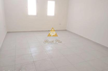 Whole Building - 2 Bedrooms - 1 Bathroom for rent in Fereej Kulaib - Doha