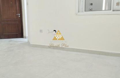 Whole Building - 2 Bedrooms - 1 Bathroom for rent in Fereej Kulaib - Doha