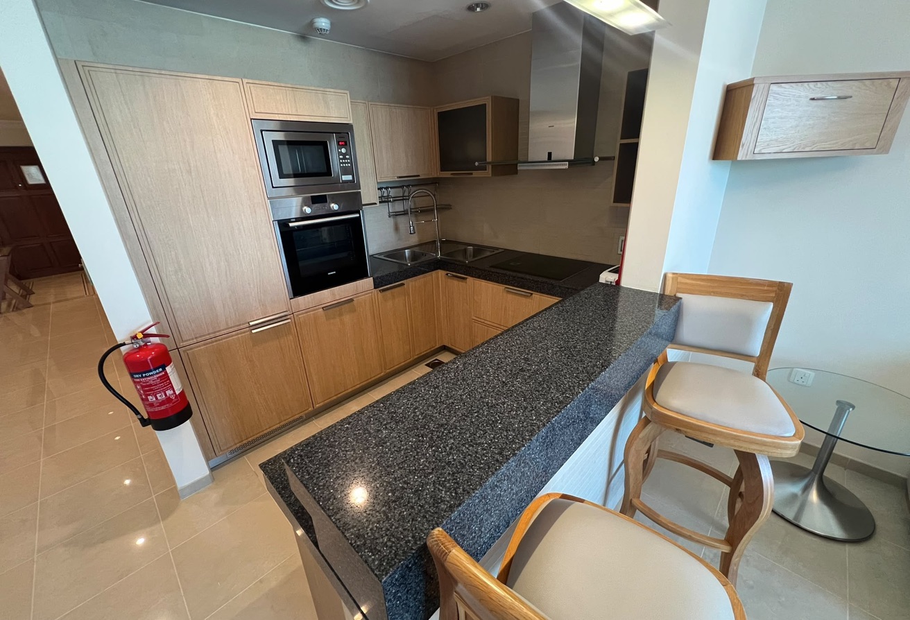 LUXURIOUS FURNISHED STUDIO WITH BILLS BEACH ACCESS thumbnail 8