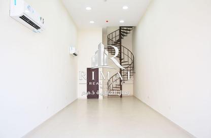 Shop - Studio - 1 Bathroom for rent in Souk Al gharaffa - Al Gharrafa - Doha
