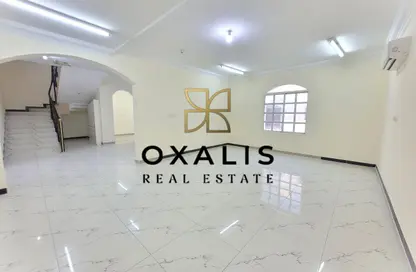 فيلا - 5 غرف نوم - 4 حمامات للايجار في شارع ام السنيم - عين خالد - الدوحة