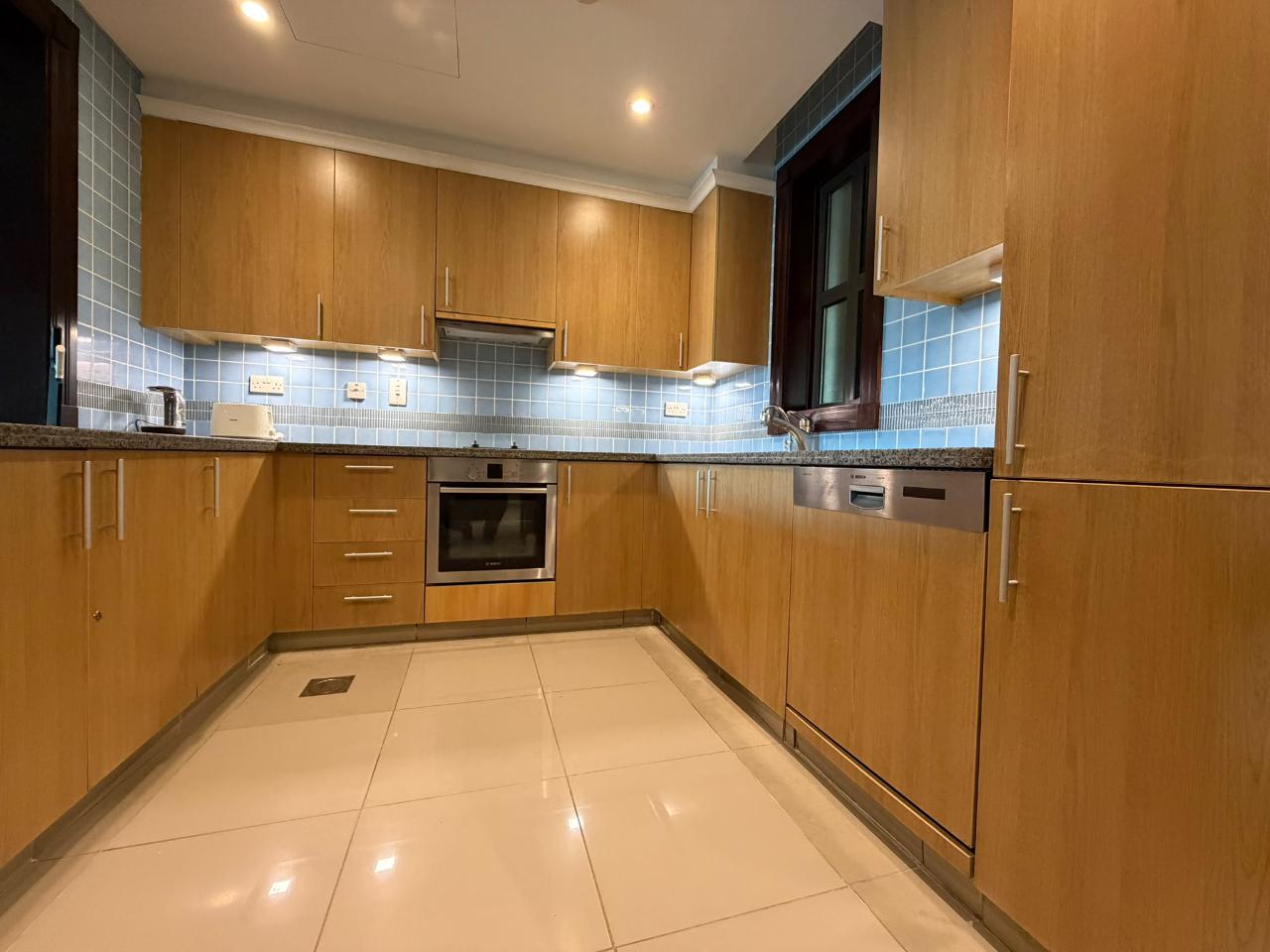 Luxury Furnished 1BHK Townhouse with Marina View thumbnail 11