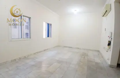 Apartment - 1 Bedroom - 1 Bathroom for rent in Umm Ghwailina Comm - Umm Ghuwalina - Umm Ghuwailina - Doha