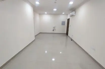 شقة - 2 غرف نوم - 2 حمامات للايجار في شارع اسامة بن زايد - العزيزية - الدوحة