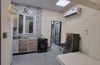 Apartment - Studio - 1 Bathroom for rent in Umm Ghuwailina 4 - Umm Ghuwailina - Doha