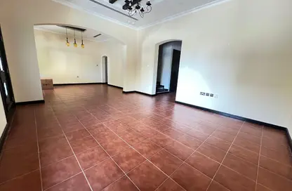 فيلا - 4 غرف نوم - 4 حمامات للايجار في الهلال - الهلال - الدوحة