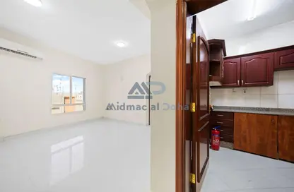 شقة - 2 غرف نوم - 2 حمامات للايجار في طريق المطار القديم - الدوحة