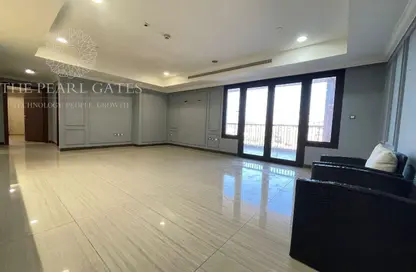 شقة - 2 غرف نوم - 3 حمامات للايجار في طريق بورتو الشرقي - بورتو أرابيا - جزيرة اللؤلؤة - الدوحة