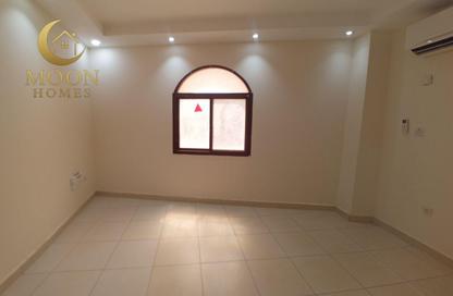 Apartment - 2 Bedrooms - 3 Bathrooms for rent in Umm Ghuwailina 4 - Umm Ghuwailina - Doha
