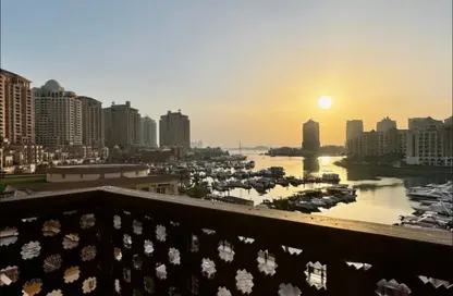 شقة - 2 غرف نوم - 3 حمامات للايجار في طريق بورتو الشرقي - بورتو أرابيا - جزيرة اللؤلؤة - الدوحة