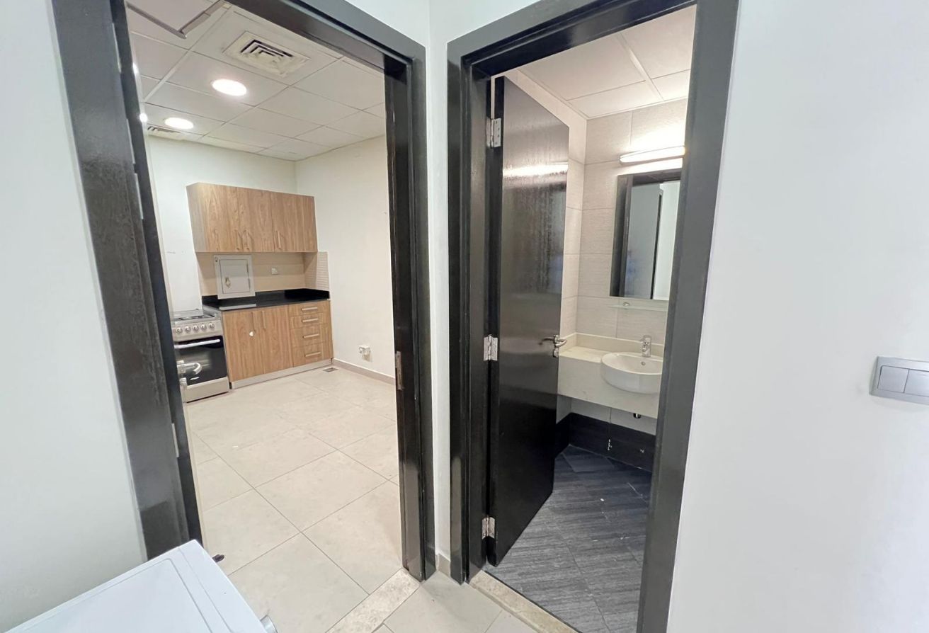 LUXURY 2BEDROOM PLUS MAID WITH BIG BACKYARD thumbnail 4