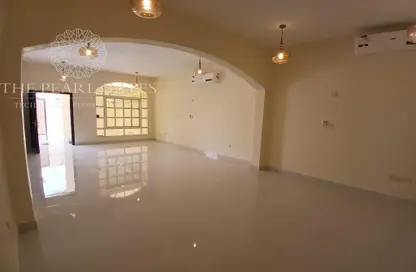 فيلا - 4 غرف نوم - 6 حمامات للايجار في شارع الهناء - الغرافة - الدوحة