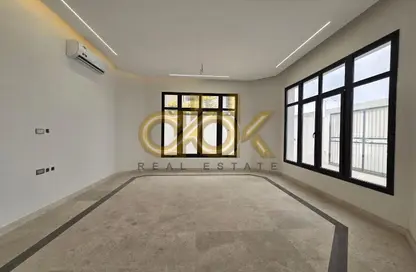 فيلا - 8 غرف نوم - 8 حمامات للبيع في الغرافة - الغرافة - الدوحة