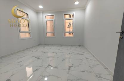 Apartment - 3 Bedrooms - 2 Bathrooms for rent in Simaisma Street - Umm Ghuwailina - Doha