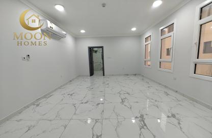 Apartment - 3 Bedrooms - 2 Bathrooms for rent in Simaisma Street - Umm Ghuwailina - Doha