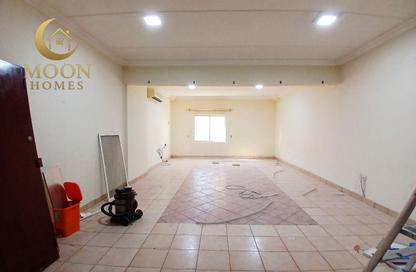 Apartment - 2 Bedrooms - 3 Bathrooms for rent in Umm Ghuwailina 4 - Umm Ghuwailina - Doha