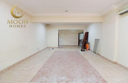 Apartment - 2 Bedrooms - 3 Bathrooms for rent in Umm Ghuwailina 4 - Umm Ghuwailina - Doha