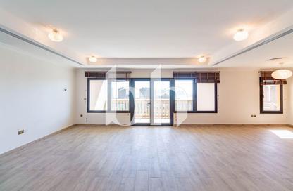 شقة - 2 غرف نوم - 3 حمامات للايجار في طريق بورتو الغربي - بورتو أرابيا - جزيرة اللؤلؤة - الدوحة