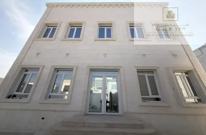 فيلا - 8 غرف نوم للبيع في شارع ام السنيم - عين خالد - الدوحة