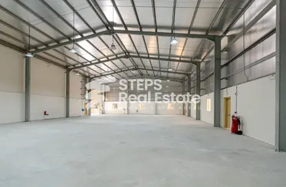 مخزن - استوديو - 8 حمامات للايجار في شارع الصناعية الشرقي - بركة العوامر - الوكرة