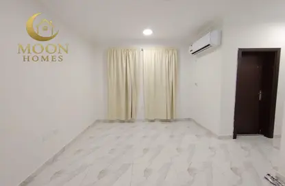 Apartment - 2 Bedrooms - 1 Bathroom for rent in Umm Ghwailina Comm - Umm Ghuwalina - Umm Ghuwailina - Doha
