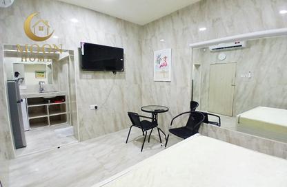 Apartment - Studio - 1 for rent in Umm Ghuwailina 4 - Umm Ghuwailina - Doha