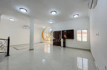 Villa - 5 Bedrooms - 4 Bathrooms for rent in Wadi Al Shaheeniya Street - Ain Khaled - Doha