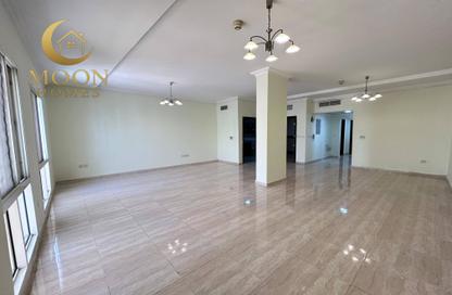 Apartment - 2 Bedrooms - 3 Bathrooms for rent in Umm Ghuwalina - Umm Ghuwailina - Doha