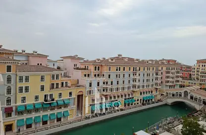 Apartment - 2 Bedrooms - 3 Bathrooms for rent in Carnaval - Qanat Quartier - The Pearl Island - Doha