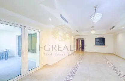 شقة - 2 غرف نوم - 3 حمامات للايجار في طريق بورتو الشرقي - بورتو أرابيا - جزيرة اللؤلؤة - الدوحة