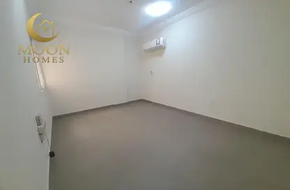 Apartment - 2 Bedrooms - 1 Bathroom for rent in Umm Ghuwalina - Umm Ghuwailina - Doha
