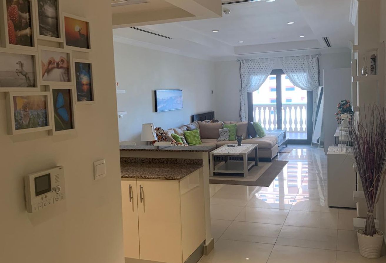 LAVISH FF STUDIO WITH SPACIOUS BALCONY IN PEARL thumbnail 2