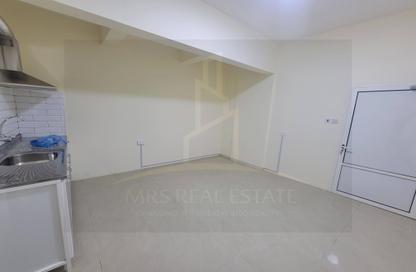 Apartment - Studio - 1 Bathroom for rent in Umm Ghwailina Comm - Umm Ghuwalina - Umm Ghuwailina - Doha