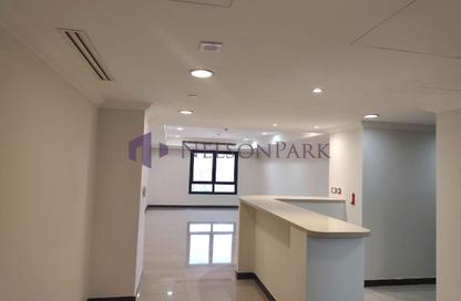 Apartment - 1 Bedroom - 2 Bathrooms for rent in Tower 21 - Porto Arabia - The Pearl Island - Doha Apartment - 1 Bedroom - 2 Bathrooms for rent in Tower 21 - Porto Arabia - The Pearl Island - Doha