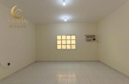 Apartment - 2 Bedrooms - 1 Bathroom for rent in Umm Ghuwailina 4 - Umm Ghuwailina - Doha