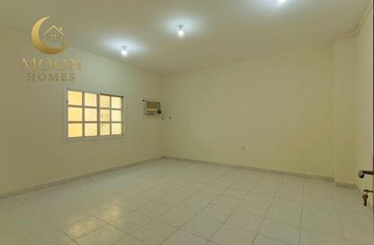 Apartment - 2 Bedrooms - 1 Bathroom for rent in Umm Ghuwailina 4 - Umm Ghuwailina - Doha